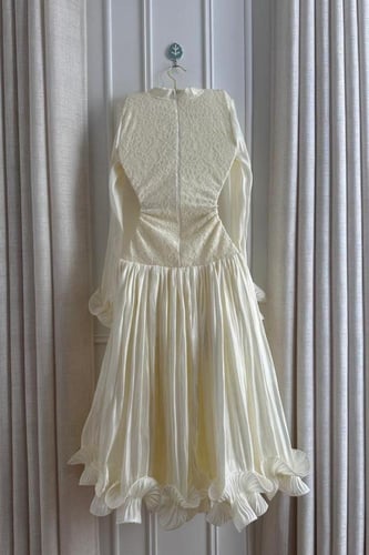 فساتين ناعمة للعيد 2026 - فستان ميد كريمي دانتيل ك...