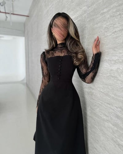 فستان أبيض أنيق بأكمام دانتيل لمظهر راقٍ وفخم