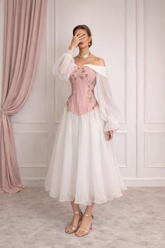 فستان ميدي كلوش لون ابيض وصدر بينك مطرز