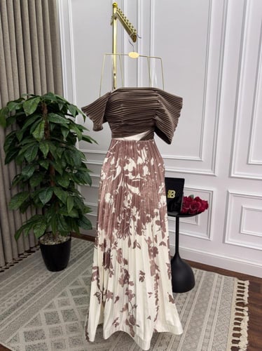 فستان سهرة طويل 2025 بتصميم فاخر وألوان ناعمة