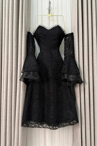 فستان دانتيل فاخر بطبقات وأكمام جرس للعيد 2026