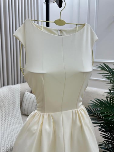 فستان سهره قصير لون ابيض كريمي أكمام كتف