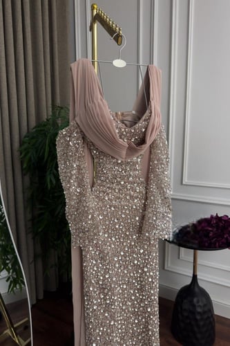 فستان سهرة فاخر مطرز مع شال شيفون