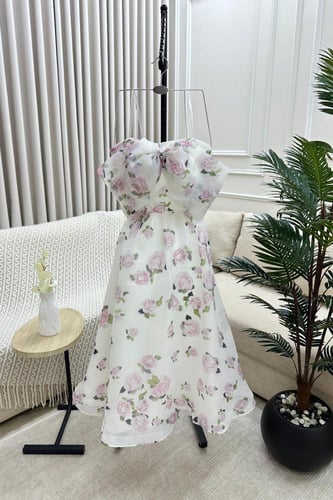 فستان ناعم قصير مشجر لون ابيض مع وردي