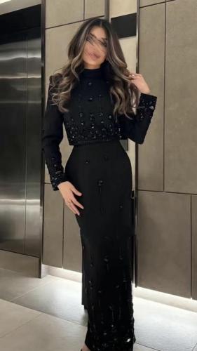 فستان أسود فاخر بتصميم راقٍ وجذاب