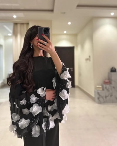 جمبسوت أسود أنيق بتصميم شفاف وزهور ثلاثية الأبعاد