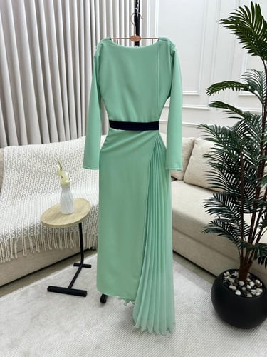 فستان أخضر فاتح بتصميم ملفوف وحزام كحلي لمظهر أنيق...