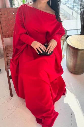 فستان أحمر طويل بتصميم أنيق مع أزرار زخرفية وقصة م...