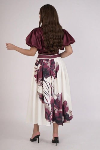 فستان حريري أنيق بتصميم عصري وأكمام منتفخة