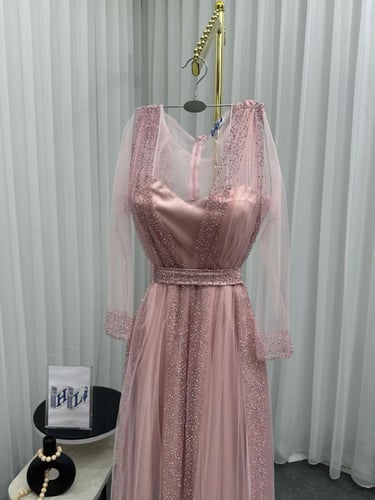 فستان سهرة وردي للحوامل تفته مع تل- فساتين حوامل