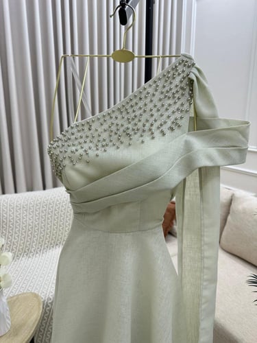 فستان أوف وايت بكتف واحد مطرز لول بتصميم أنيق