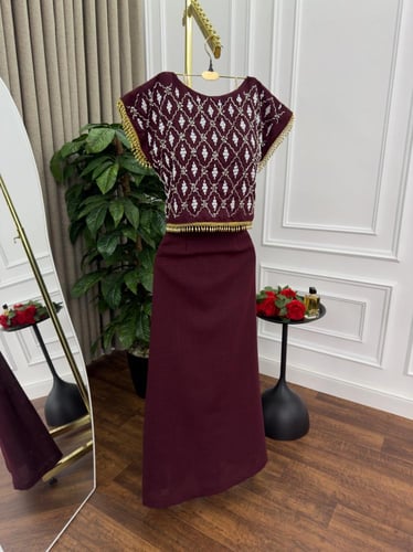 جمبسوت خمري بتصميم فخم وتطريز راقٍ