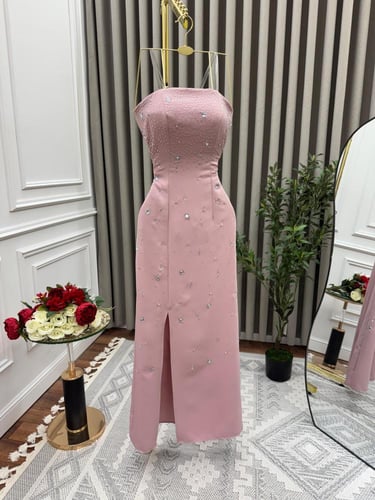 فستان سهرة وردي فاتح بدون أكمام مزين بالكريستال