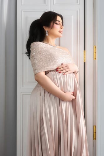 فستان سهرة بيج فاخر من تفته وترتر – فساتين للحوامل