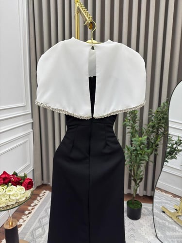 فستان أنيق بتصميم فخم مع كاب ابيض