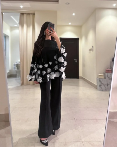 جمبسوت أسود أنيق بتصميم شفاف وزهور ثلاثية الأبعاد