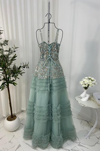 فستان سهرة بألوان هادئة كشكش