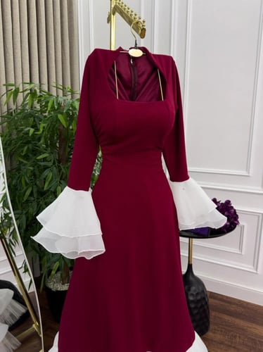 فستان سهرة عنابي راقٍ بتصميم عصري ولمسات فاخرة