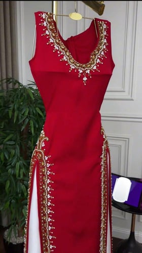 جلابيات راقية بتطريز فخم ولمسة ملكية تتوفر بلونين...