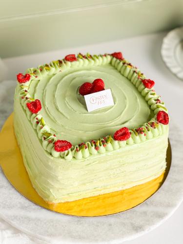 Pistachio cake with berries
