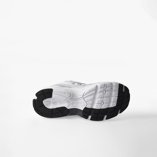 حذاء نيو بالانس ابيض فضي نسائي