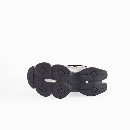 حذاء نيو بالانس نسائي رمادي وبني