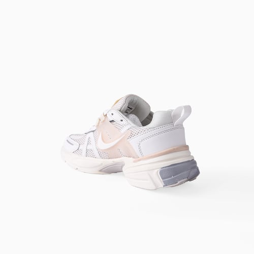 حذاء نايك أبيض وبيج نسائي