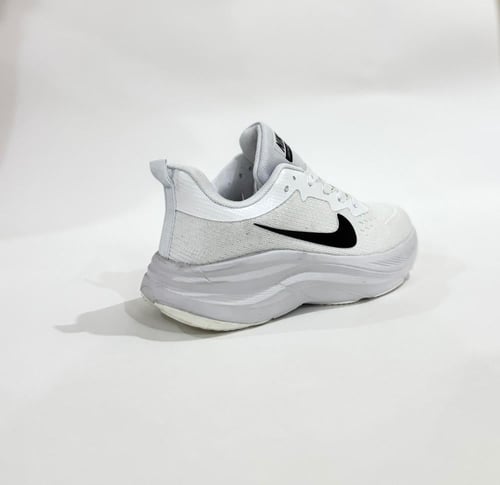 حذاء نايك ابيض نسائي