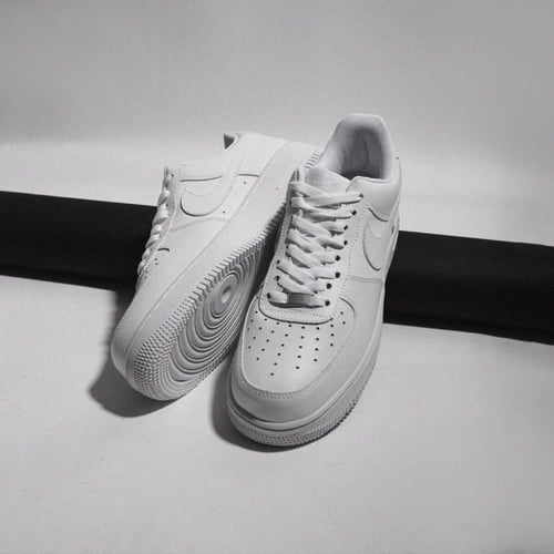 حذاء نايك رجالي ابيض