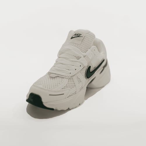 حذاء نايك نسائي ابيض لونين