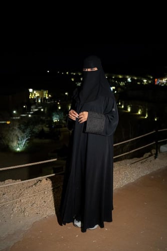 عباية نون تطريز اسود