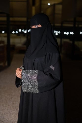 عباية نون تطريز ذهبي