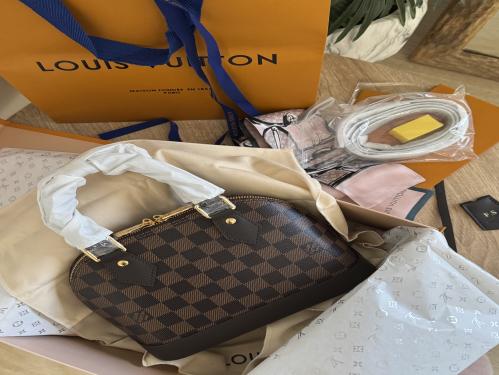 لويس الما مع طباعة الأحرف و سكارف هديه