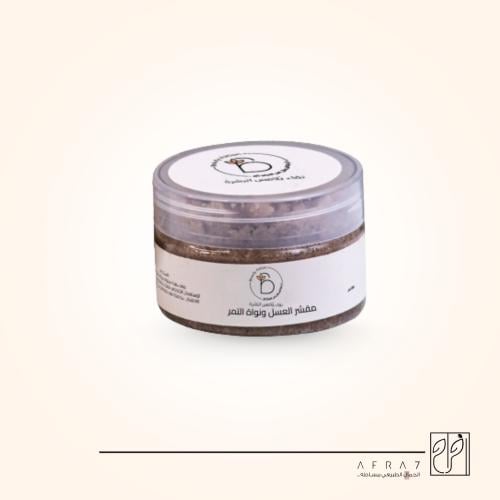 مقشر الجسم بنواة التمر وشمع العسل