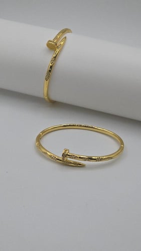 إسواره نسائية راقيه مصنوعه الستانلس ستيل مقاوم للص...