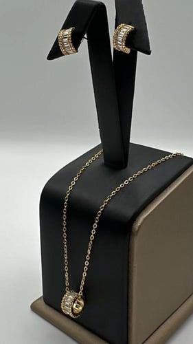 طقم إكسسوار نسائي انيق. مصنوع من الستانلس ستيل مقا...