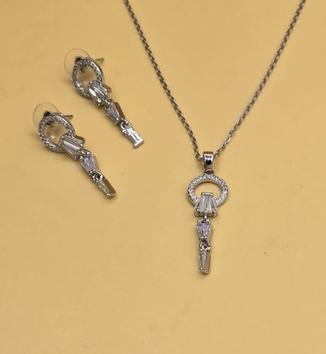 طقم إكسسوار نسائي انيق. مصنوع من الستانلس ستيل مقا...