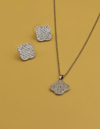 طقم إكسسوار نسائي انيق. مصنوع من الستانلس ستيل مقا...