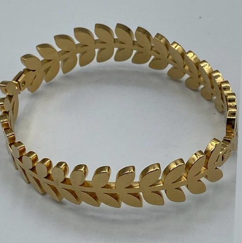 إسواره نسائية راقيه مصنوعه الستانلس ستيل المتين. م...