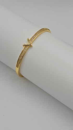 إسواره نسائية راقيه مصنوعه الستانلس ستيل مقاوم للص...