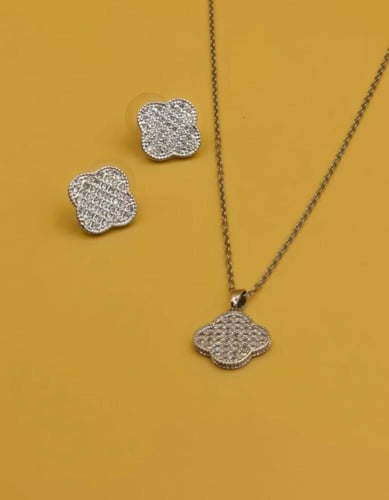 طقم إكسسوار نسائي انيق. مصنوع من الستانلس ستيل مقا...