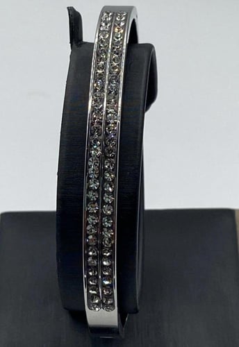 إسواره نسائية راقيه مصنوعه الستانلس ستيل . مقاس 17...