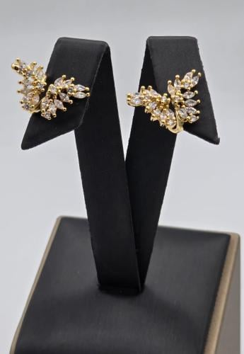 حلق نسائيJEWELRY أنيق بتصميمه العصري والراقي, مودي...