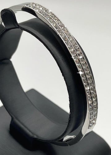 إسواره نسائية راقيه مصنوعه الستانلس ستيل . مقاس 17...