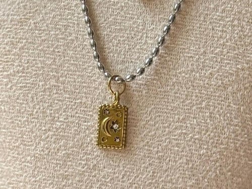 سلسلة بتصميم قمر.