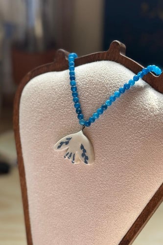 لؤلؤ أزرق مع طير