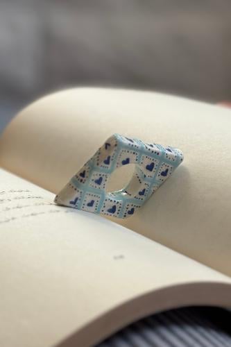 فاصل كتابي قلوب زرقاء.