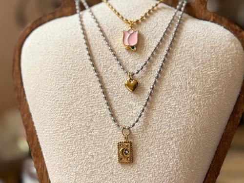 سلسلة بتصميم قمر.