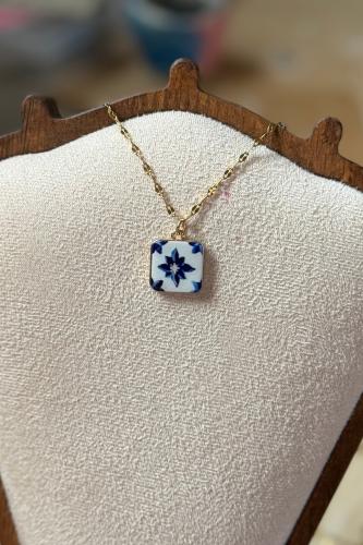 سلسال بوردة زرقاء