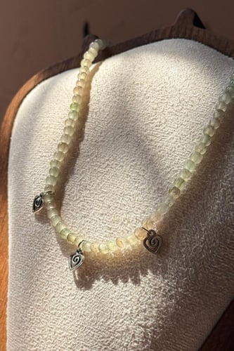 سلسال حجر أخضر فاتح.